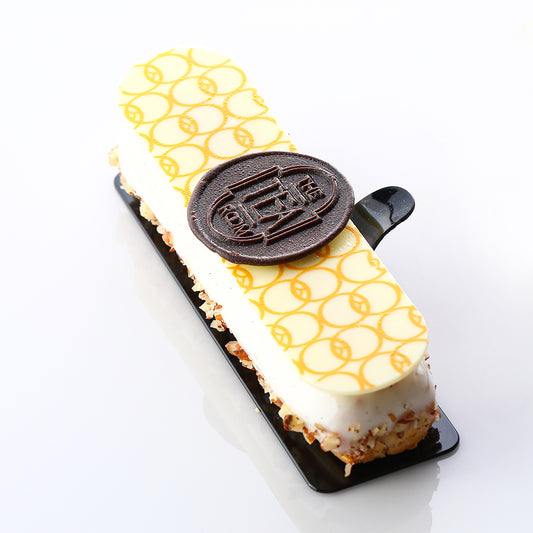 Tahitian Vanilla & Pecan Éclair